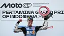 Pembalap MotoGP Spanyol tim BK8 Gresini Racing, Fermin Aldeguer, merayakan kemenangan di podium usai menjuarai balapan MotoGP Indonesia 2025 di Sirkuit Mandalika, Lombok, pada Minggu (5/10/2025). (AFP/Sonny Tumbelaka).