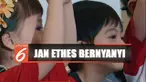 Jan Ethes menyanyi dan menari dalam pentas seni sekolah di Solo, Jawa Tengah.