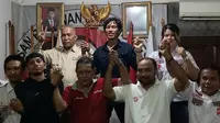 Pengurus Rumah Besar Relawan Prabowo 08 menyambangi Barisan Relawan Jokowi Presiden (Bara JP) di DPP Bara JP, Jakarta Timur, Jumat (7/7/2023). (Merdeka.com/ Muhammad Genantan Saputra)