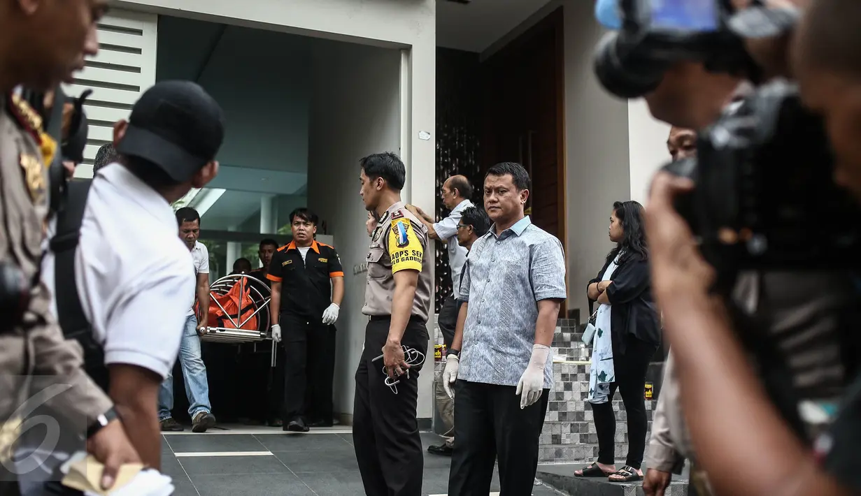 Petugas membawa keluar jenazah pembunuhan di Pulogadung, Jakarta, Selasa (27/12). Sebanyak 11 orang menjadi korban, enam di antaranya meninggal dunia. (Liputan6.com/Faizal Fanani)