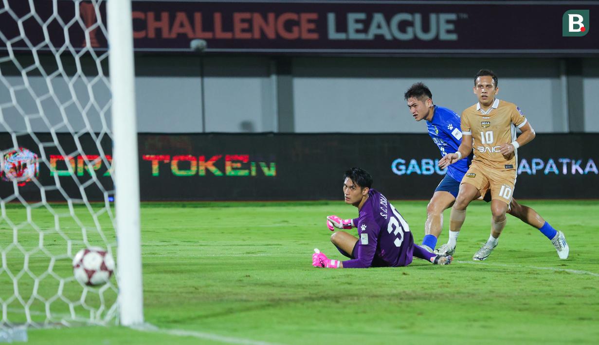 Pemain Dewa United, Egy Maulana Vikri mencetak gol ke gawang Tainan City FC pada matchday kedua Grup E AFC Challenge League 2025/2026 di Stadion Indomilk Arena, Rabu (29/10/2025) malam WIB. (Bola.com/M Iqbal Ichsan)