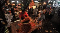 Pedagang cabai rawit melayani pembeli di Pasar Induk Kramat Jati, Jakarta Timur, Kamis (2/6/2022). Harga cabai rawit merah naik menjadi Rp 70.000 per kilogram dari harga sebelumnya kisaran Rp 50.000 - Rp 60.000 per kilogram. (merdeka.com/Iqbal S Nugroho)