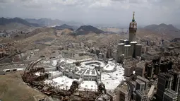 Pemandangan Masjidil Haram dengan Menara Abraj Al-Bait terlihat dari helikopter saat umat muslim melaksanakan ibadah haji di Makkah, Arab Saudi, Senin (12/8/2019). Di tempat paling suci bagi umat muslim ini terdapat Kakbah yang menjadi kiblat bagi umat muslim seluruh dunia. (AP Photo/Amr Nabil)