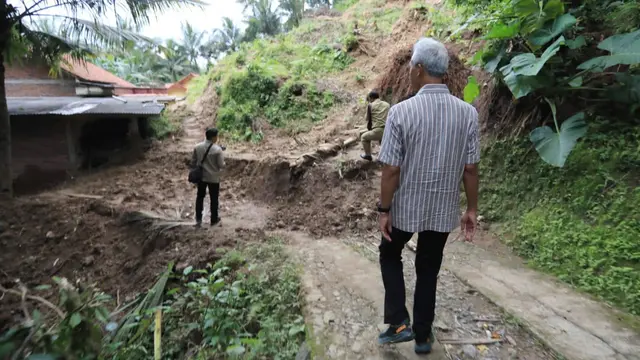 Gubernur Jawa Tengah Ganjar Pranowo, mendatangi salah satu lokasi longsor yang berada di Desa Karangduwur, Kabupaten Kebumen. (Istimewa)