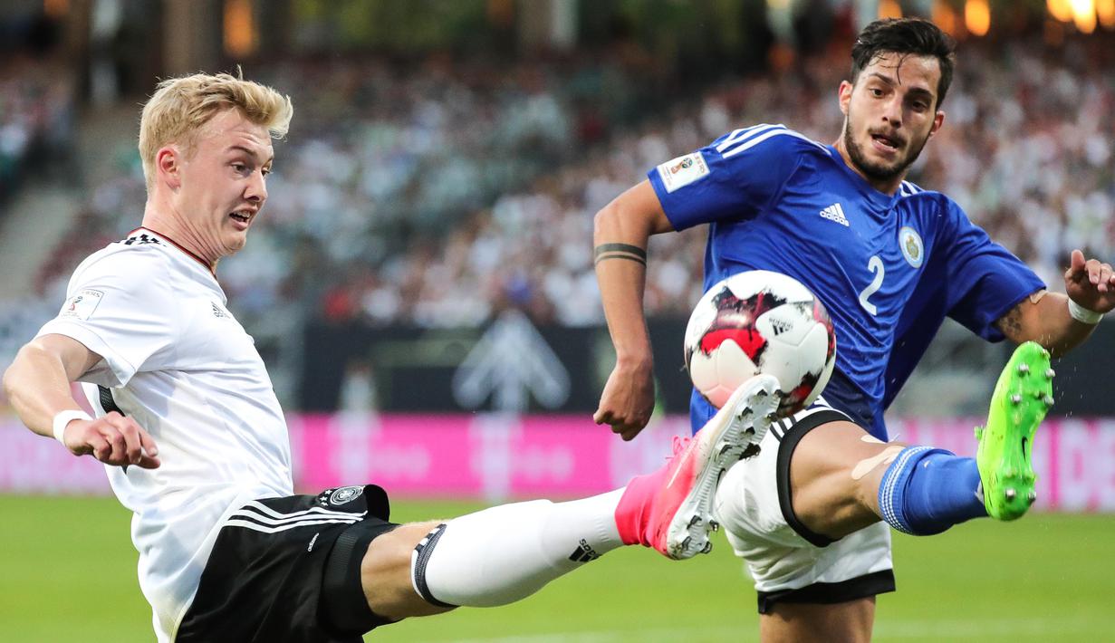  Julian Brandt (kiri) mencetak satu gol saat melawan San Marino pada Kualifikasi Piala Dunia 2018 di Stadion Nuernberg, Nuremberg, Jerman, (10/6/2017).  (EPA/Armando Babani)