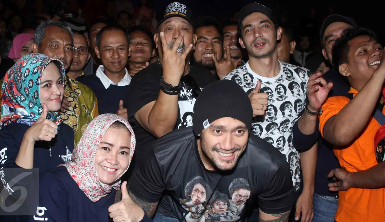 Pemain film Warkop DKI Reborn Abimana Aryasatya (Dono), Tora Sudiro (Indro), dan Indro foto bersama dengan bersama nasabah Bank Jabar Banten (BJB) di Bekasi, Jawa Barat, Sabtu (10/9). (Liputan6.com/Istimewa)