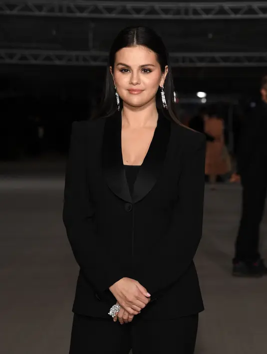 Selena Gomez saat tiba di acara tahunan kedua Academy Museum di Academy Museum of Motion Pictures di Los Angeles, Amerika, Sabtu (15/10/2022). Lama tak terlihat, Selena Gomez tampil anggun dan menawan dengan balutan busana serba hitam. (Jon Kopaloff/Getty Images via AFP)