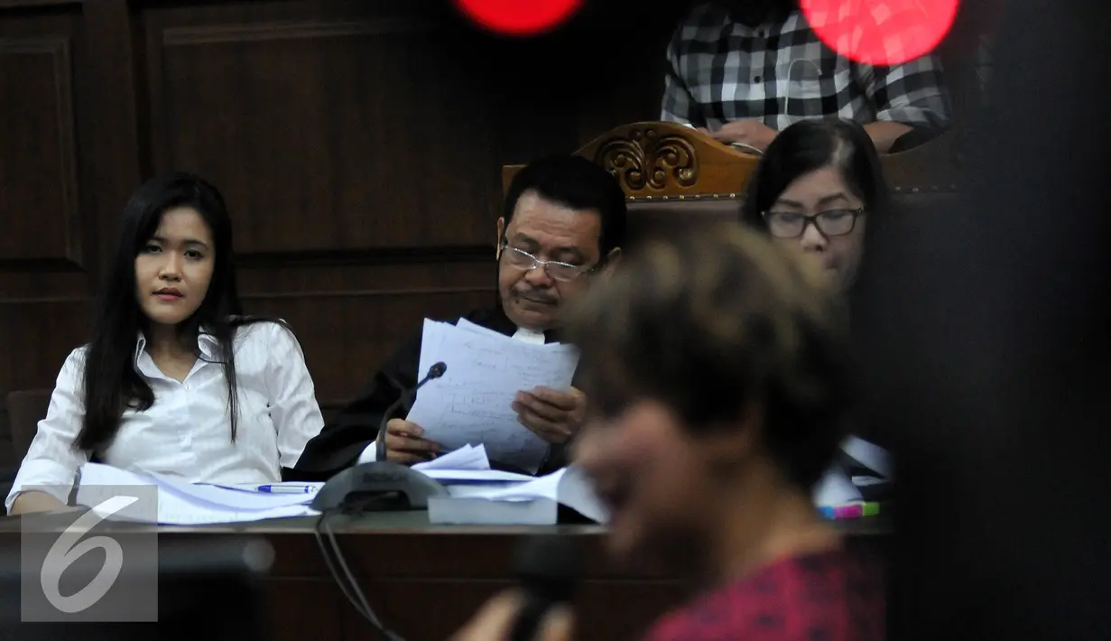 Jessica Kumala Wongso menyimak keterangan dari saksi ahli psikologi klinis Antonia Ratih Handayani di sidang lanjutan pembunuhan Mirna Salihin di PN Jakarta Pusat, Senin (15/8). (Liputan6.com/Johan Tallo)