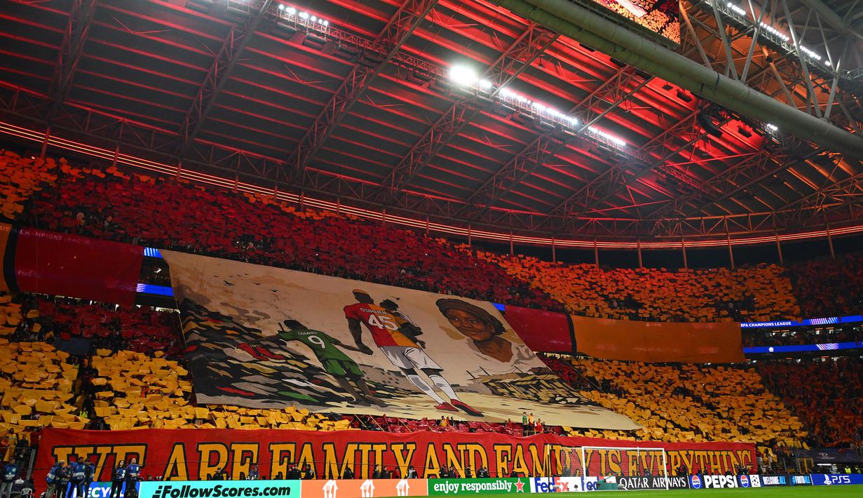 Momen respect ditunjukkan oleh suporter Galatasaray dalam laga leg 1 16 besar Liga Champions 2025/2026 melawan Liverpool di Ali Sami Yen Sports Complex, Istanbul, Turki, Selasa (10/03/2026) waktu setempat. (AFP/Yasin Akgul)