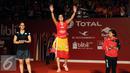 Pebulutangkis Spanyol, Carolina Marin (tengah) mengangkat tangan jelang penyerahan medali usai mengandaskan perlawanan Saina Nehwal (kiri - India) di BWF World Championships 2015 di Jakarta, Minggu (16/8/2015). (Liputan6.com/Helmi Fithriansyah)
