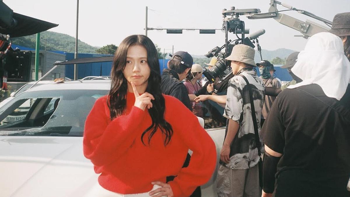 Potret Manis Jisoo di Balik Layar Drama Newtopia, Interaksi Seru Bareng Pemain