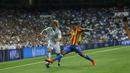 Aksi pemain Real Madrid, Luka Modric (kiri) melewati adangan pemain Valencia Jeison Murillo pada lanjutan La Liga Spanyol di Santiago Bernabeu stadium, Madrid, (27/8/2017). Real ditahan Imbang 2-2. (AP/Francisco Seco)