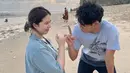 Alam Ganjar sangat peduli dengan Anggitha Ayu. Beragam momen kebersamaan Alam dan Anggitha sukses curi perhatian warganet. Seperti momen kebersamaan Alam dan Anggitha saat di pantai. (Liputan6.com/IG/alamganjar)