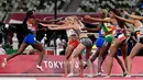Atlet bertanding dalam final estafet 4x400m putri pada Olimpiade Tokyo 2020 di Olympic Stadium, Tokyo, Sabtu (7/8/2021). (Foto: AFP/Javier Soriano)