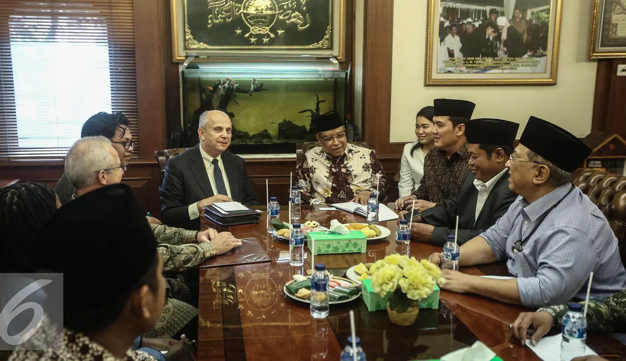 Suasana pertemuan Duta Besar Amerika Serikat untuk Indonesia yang baru Joseph R Donovan (kiri) dengan Ketua PBNU Said Aqil Siradj di Gedung PBNU, Jakarta, Kamis (2/2). (Liputan6.com/Faizal Fanani)