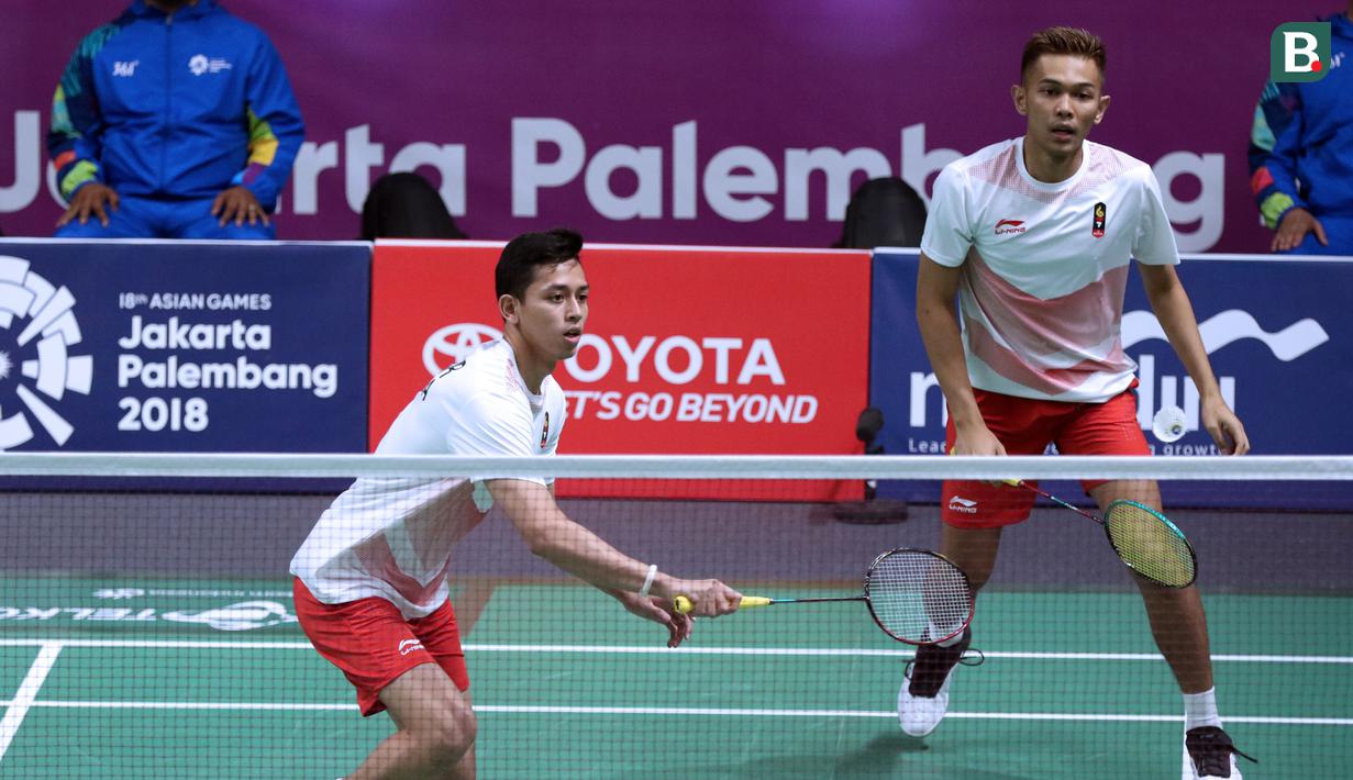 Pasangan Indonesia, Fajar Alfian/M Rian Ardianto, saat melawan wakil Jepang, Takuto Inoue/Yuki Kaneko, pada laga Asian Games di Istora, Jakarta, Selasa (21/8/2018). Fajar/Rian menang 21-10, 21-10. (Liputan6.com/Helmi Fithriansyah)