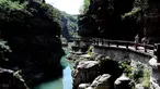 Pemandangan Ngarai Hongshi (Batu Merah) di lokasi wisata Gunung Yuntai di Wilayah Xiuwu, Provinsi Henan, China tengah (28/5/2020). Ngarai di dataran Danxia sepanjang 1,5 kilometer tersebut memiliki batu pasir berwarna kemerahan. (Xinhua/Zhu Xiang)