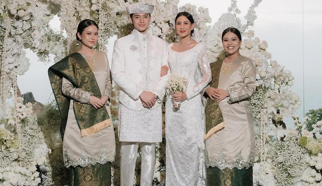 Tidak sendiri, Hanggini mendampingi Shenina bersama sahabat lainnya, Amelia Pratiwi. Mereka berdua dengan setia menemani Shenina di hari bahagianya. Sebagai sahabat dekat, Hanggini merasakan haru melihat Shenina resmi menikah dengan pria yang dicintainya. (Liputan6.com/IG/@ameliapratiwi47)