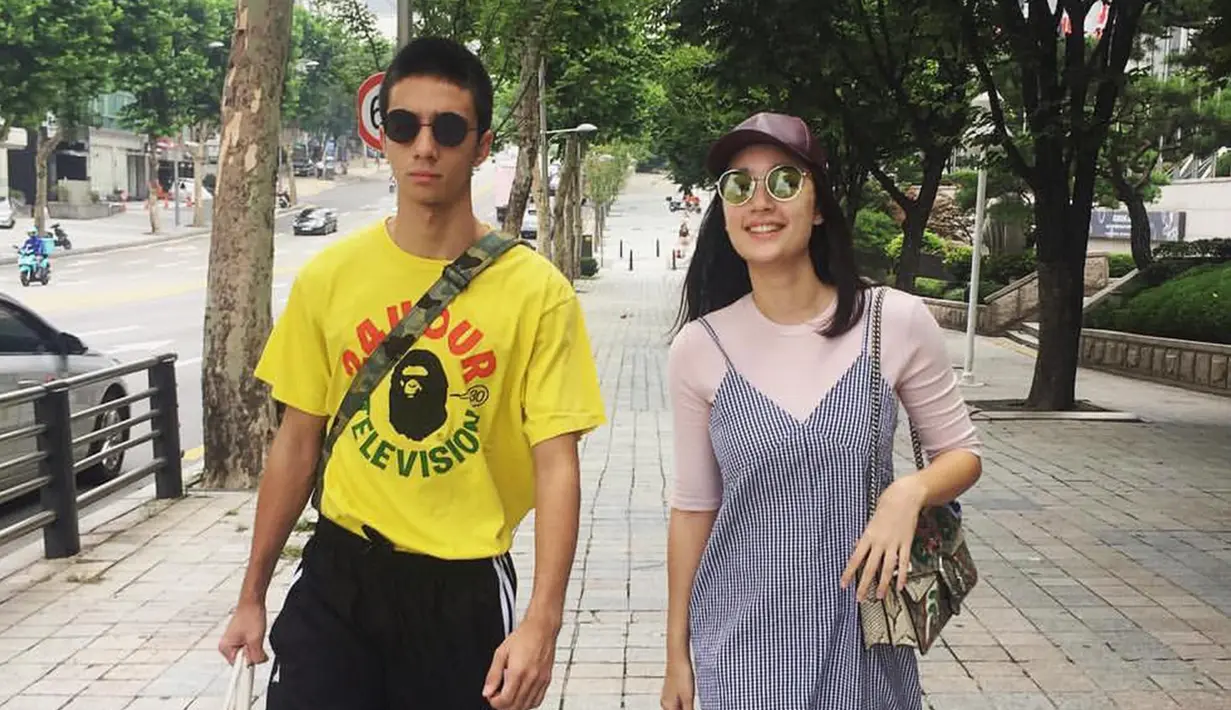 Tata kerap mengunggah momen liburannya dengan Tobias dan kedua orang tua mereka. (Liputan6.com/IG/@tatjanasaphira)