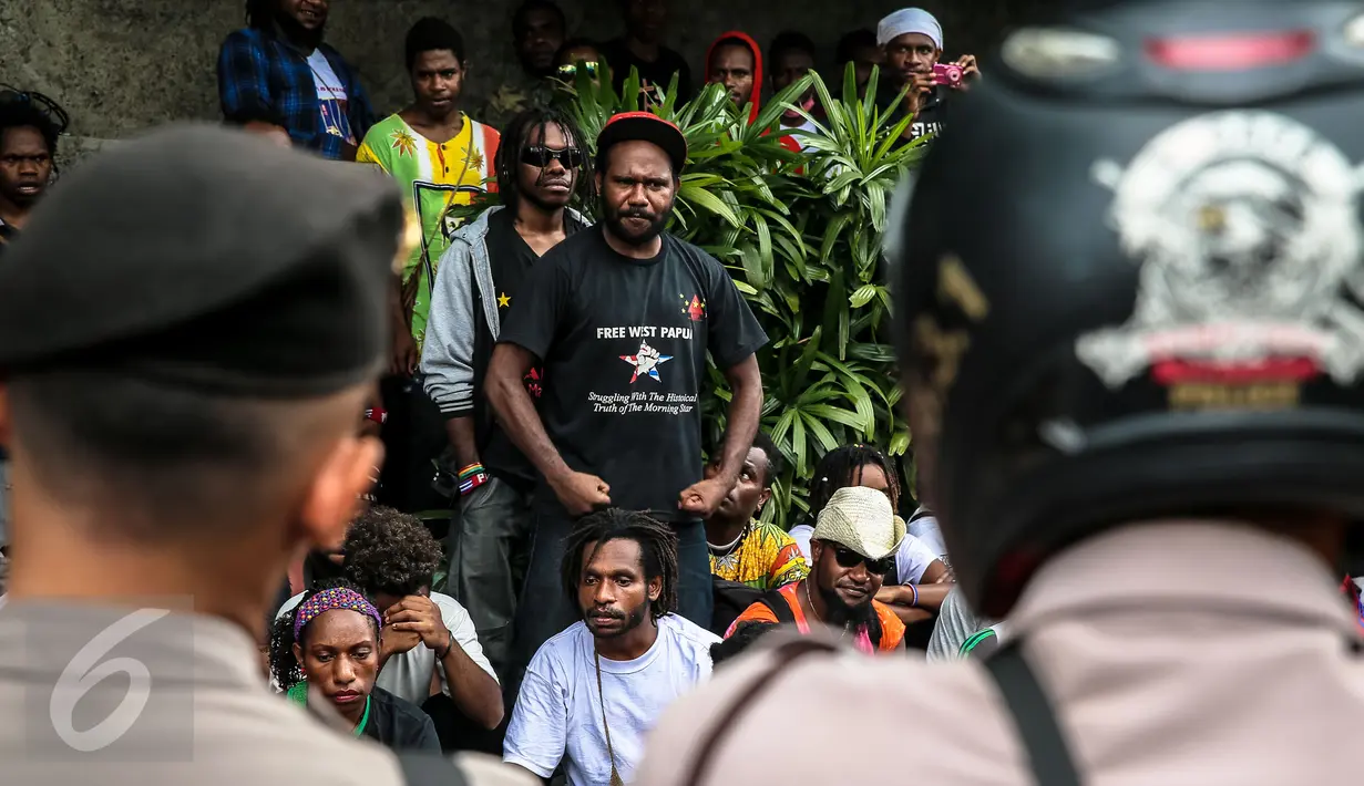 Ratusan orang Papua yang berdomisili di Pulau Jawa dan Bali melakukan aksi turun ke jalan memperingati 1 Desember di Bundaran HI, Jakarta, Selasa (1/12). Tanggal 1 Desember juga diartikan sebagai hari kemerdekaan Papua. (Liputan6.com/Faizal Fanani)