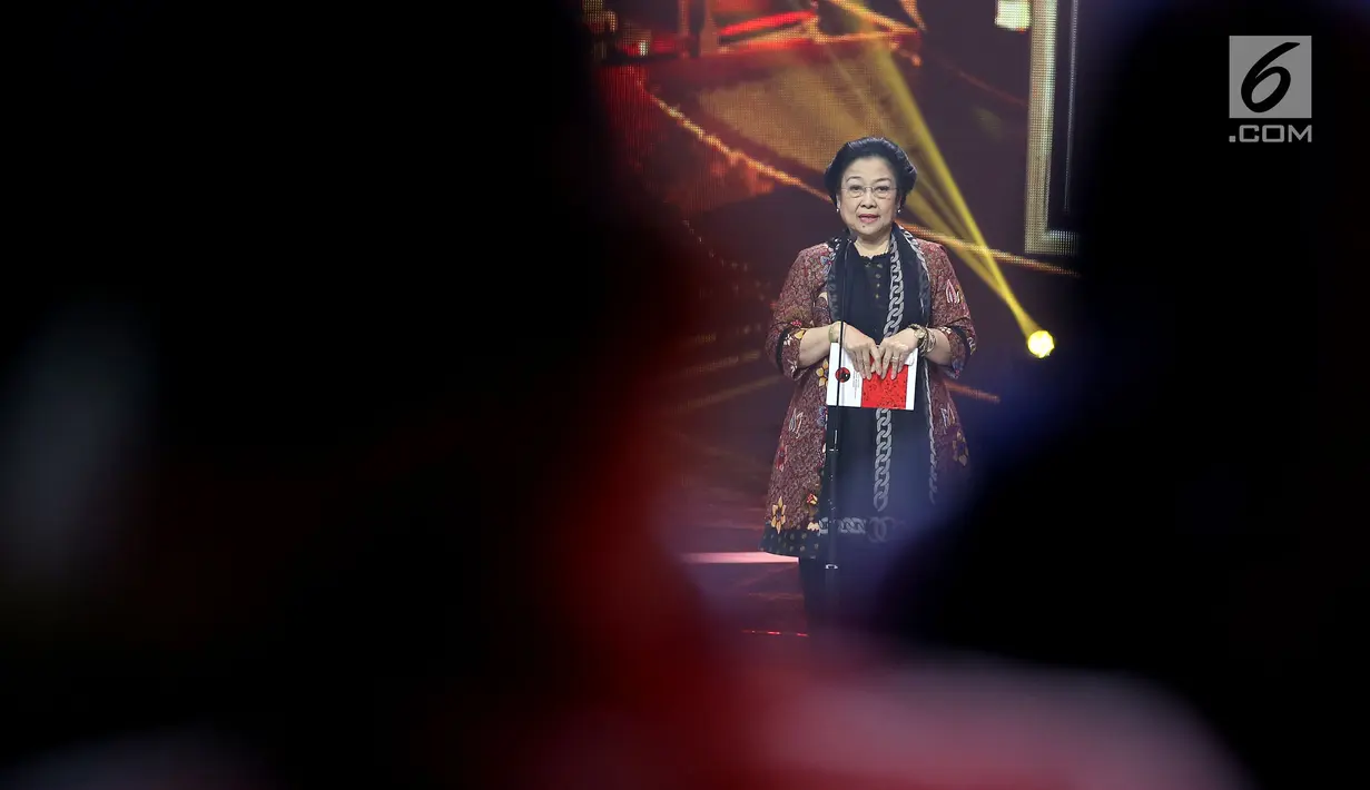 Presiden ke-5 RI Megawati Soekarnoputri memberi kata penutup dalam acara anugerah KPI 2017 di Studio 6 Emtek, Jakarta, Sabtu (28/10). Acara ini dihadiri perwakilan dari petinggi stasiun televisi, serta Mendikbud Muhadjir Effendy (Liputan6.com/Johan Tallo)
