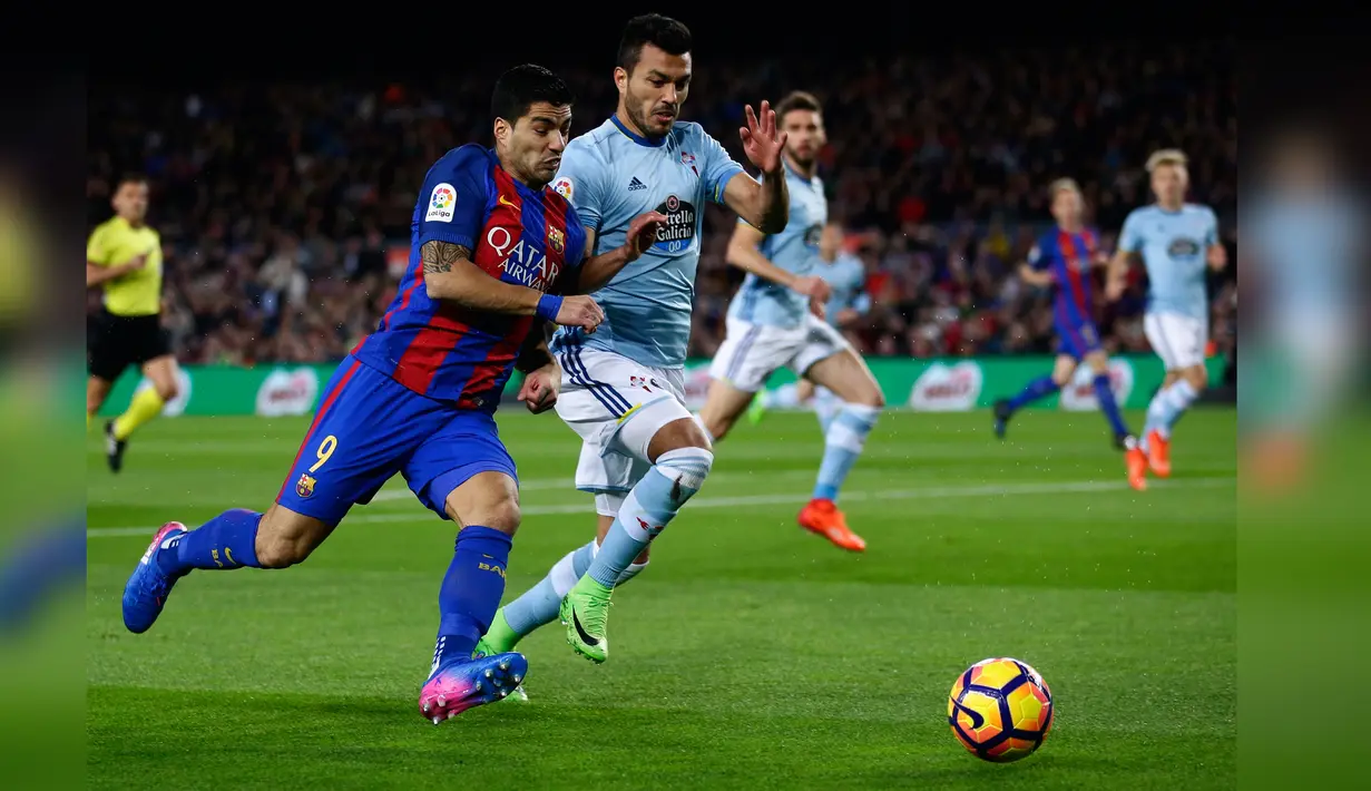 Suarez (kiri) berusaha melewati hadangan pemain Celta Vigo dalam lanjutan Liga Spanyol pekan ke-26 di Stadion Camp Nou, Minggu (5/3). Barca pesta gol ke gawang  Celta Vigo dengan skor 5-0. (AP PHOTO)