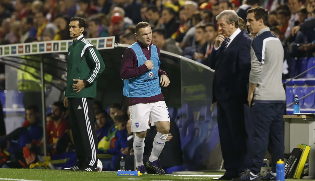  Pemain Inggris, Wayne Rooney, melakukan pemanasan didepan pelatih Roy Hodgson pada laga persahabatan di Stadion Jose Rico Perez, Spanyol, Sabtu(14/11/2015) dini hari WIB. Inggris kalah 0-2 dari Spanyol. (Action Images via Reuters/Carl Recine)