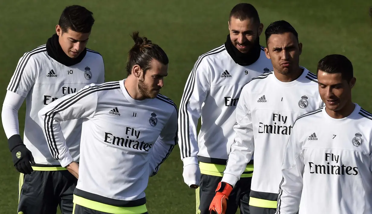 (ki-ka) Pemain Real Madrid, Jese Rodriguez, Gareth Bale, Karim Benzema, Keylor Navas dan Cristiano Ronaldo ambil bagian pada sesi latihan di Valdebebas Training Ground, Madrid, Jumat (4/12/2015).  (AFP Photo/Gerard Julien)