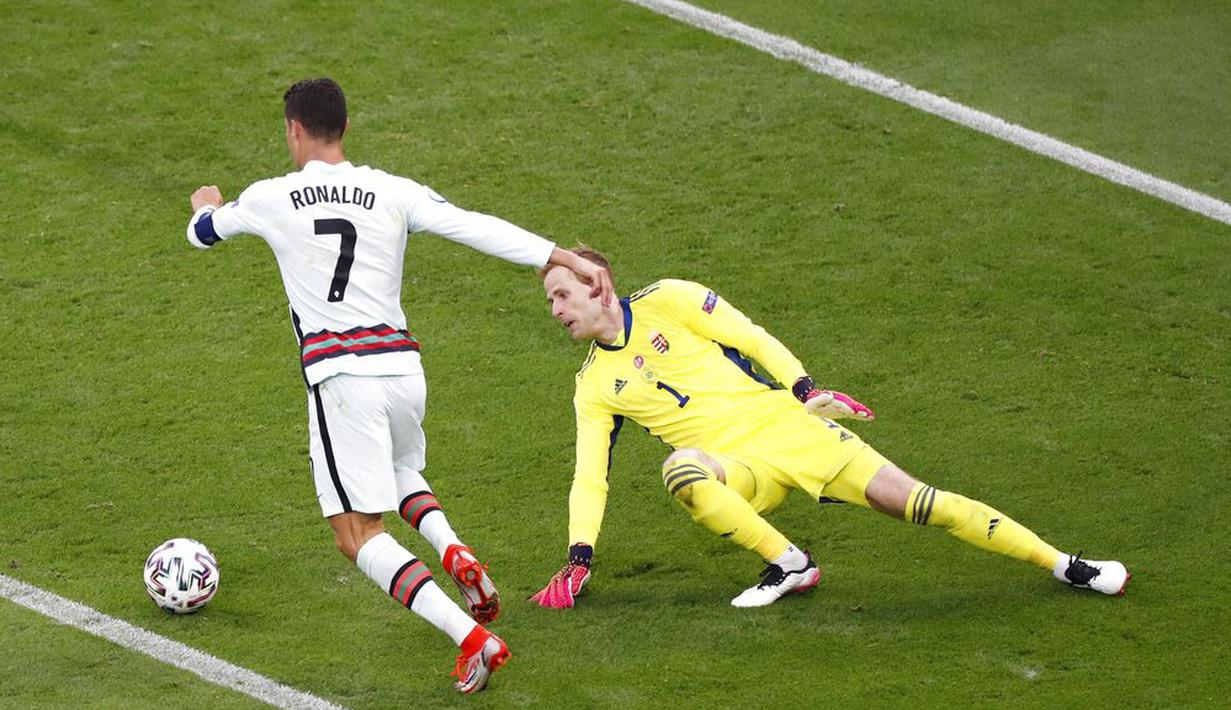 Tiga menit berselang, Cristiano Ronaldo, mampu menjaringkan bola ke gawang lawan. Gol tersebut menempatkannya sebagai top skorer sepanjang masa Piala Eropa. (AP/Laszlo Balogh, Pool)