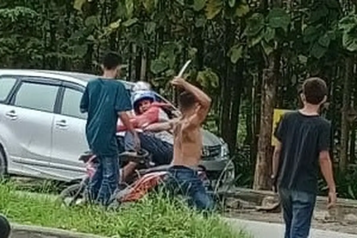 Masrifa, tertangkap kamera mengancam warga di Kendari menggunakan sebilah badik.(Liputan6.com/Ahmad Akbar Fua)