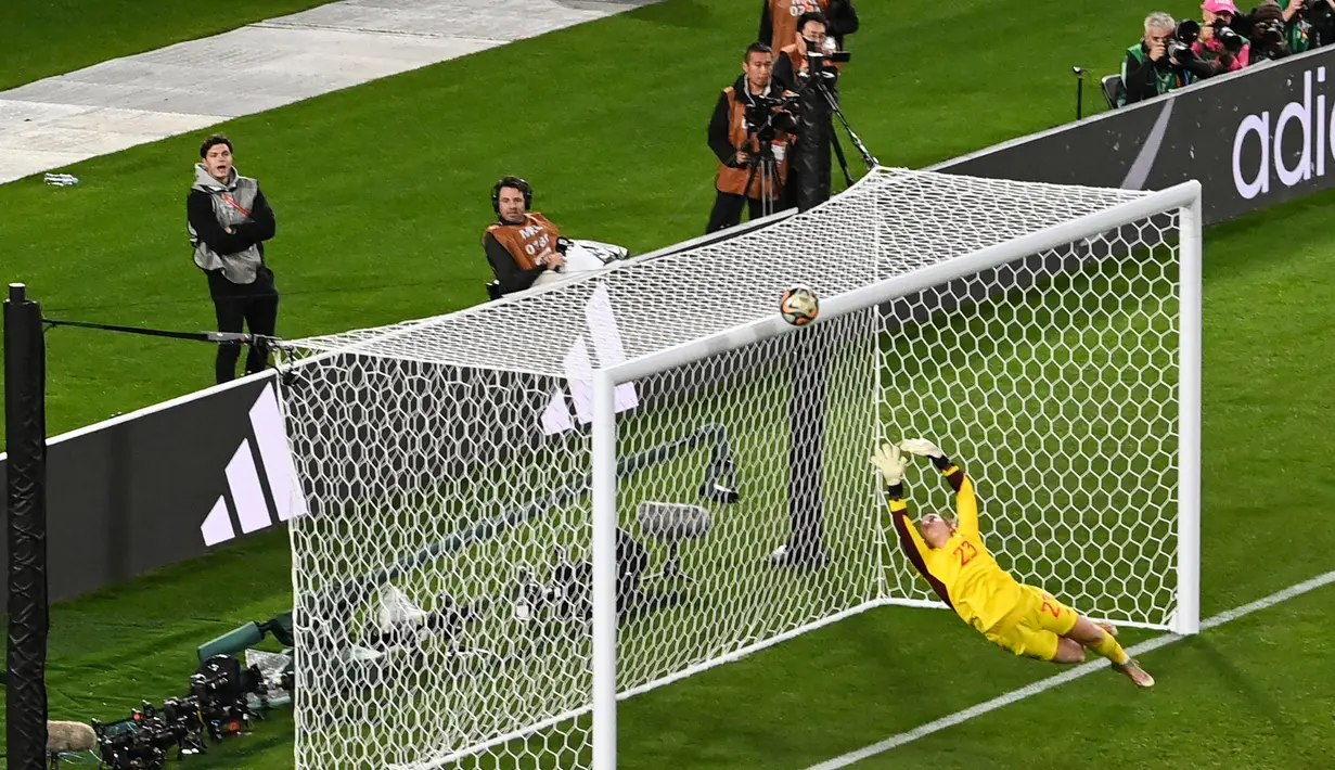 Kiper Timnas Spanyol, Catalina Coll, berhasil menepis bola tendangan dari pemain Timnas Inggris dalam pertandingan final Piala Dunia Wanita 2023 yang berlangsung di Stadium Australia, Sydney, Minggu (20/8/2023). (AFP/Saeed Khan)