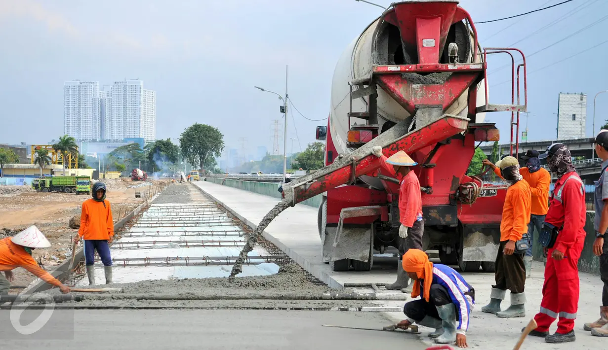 Pekerja melakukan penyemenan jalan inspeksi di Kalijodo, Jakarta, Kamis (14/4/2016). Jalan inspeksi selebar 7,5 meter yang terletak di samping Kali Angke diperkirakan akan rampung pada pertengahan April. (Liputan6.com/Yoppy Renato)