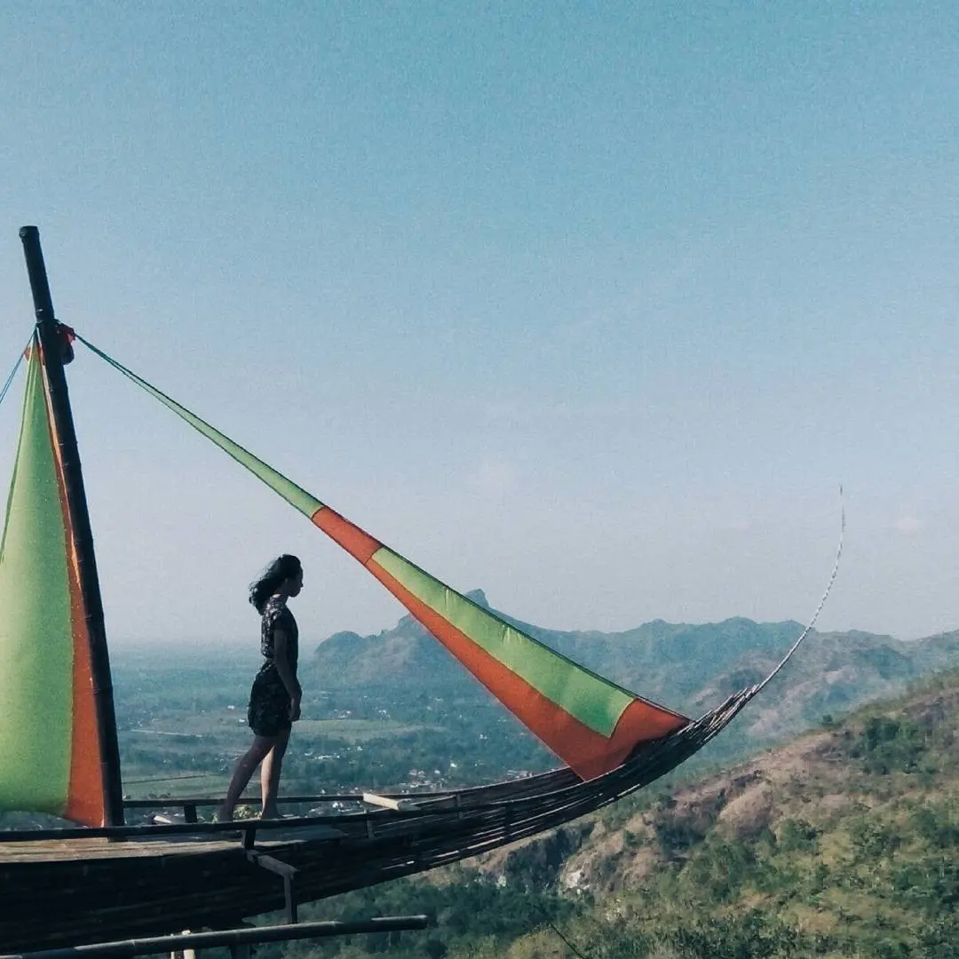 Bukit Jomblo Campurdarat, Tulungagung, Jawa Timur. (Sumber Foto: madeayuuu_/Instagram)