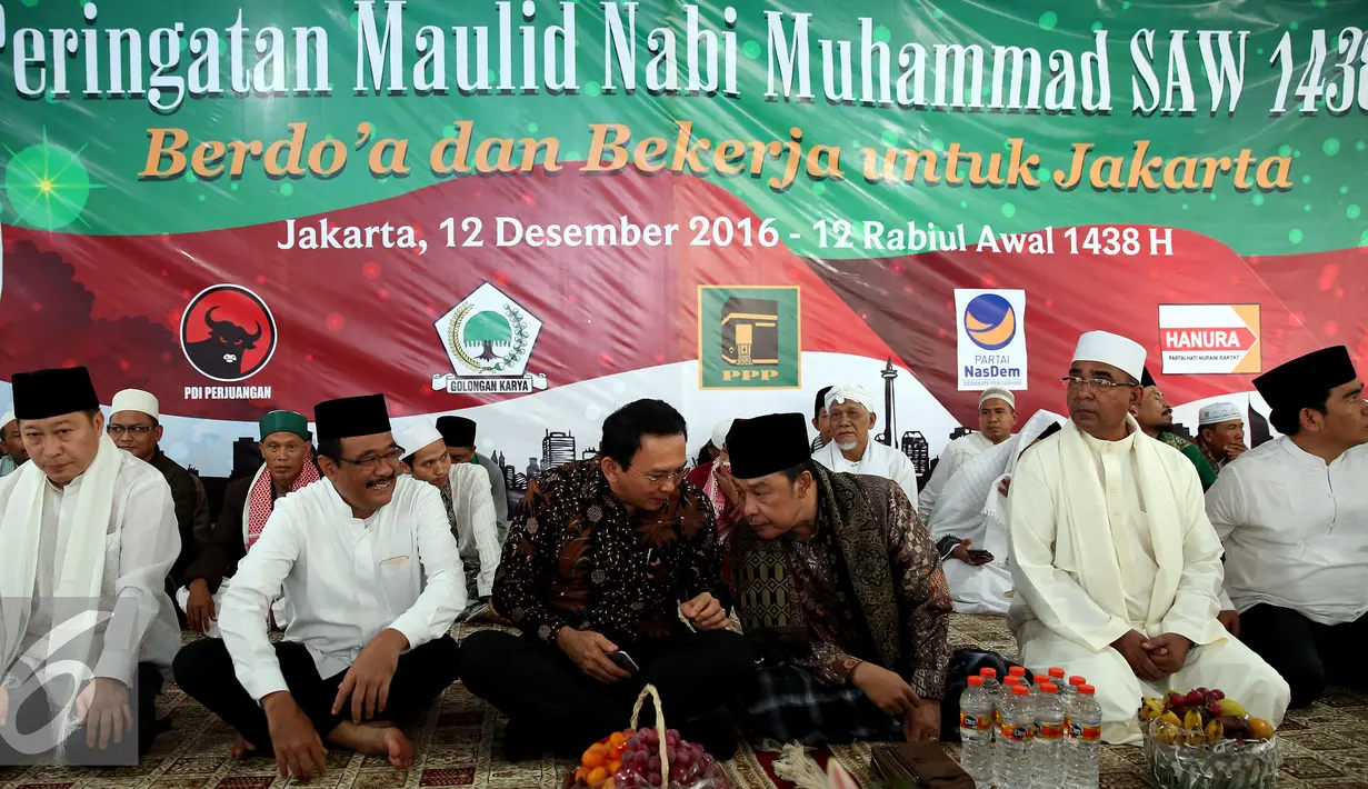 Basuki Tjahaja Purnama (Ahok) berbincang dengan salah satu tokoh disela-sela acara Maulid Nabi Muhammad SAW 1438 H di kediaman Ketua umum Partai PPP Djan Faridz, di Jakarta, Senin (12/12). (Liputan6.com/Johan Tallo)