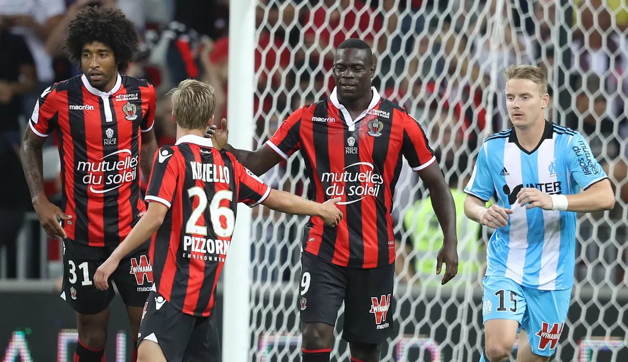 Selebrasi Mario Balotelli bersama timnya saat melawan Olympique de Marseille pada lanjutan Ligue 1 Prancis di "Allianz Riviera" stadium, Nice, (12/9/2016) dini hari WIB. Nice menang 3-2. (AFP/Valery Hache)