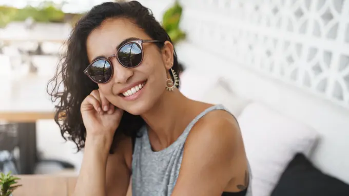 perempuan berkacamata