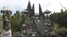 Suasana sepi di komplek Pura Besakih, Rendang, Bali, Minggu (3/12). Komplek Pura Besakih yang masuk dalam zona Kawasan Rawan Bencana (KRB) 3 terlihat sepi dari aktivitas ibadah serta wisatawan. (Liputan6.com/Immanuel Antonius)