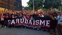 Pekerja migran Indonesia mendukung Timnas Indonesia melawan Singapura di Piala AFF 2018, Jumat (9/11/2018). (Bola.com/Zulfirdaus Harahap)