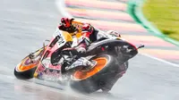 Aksi pembalap Repsol Honda, Marc Marquez pada kualifikasi MotoGP Jerman 2017 di Sirkuit Sachsenring. (Crash)