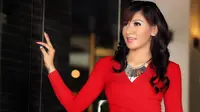 Febie Rahakbauw Tertantang Nyanyikan Ulang Lagu Aku Tak Biasa