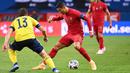 Gelandang timnas Swedia, Gustav Svensson berebut bola dengan penyerang timnas Portugal, Cristiano Ronaldo pada laga UEFA Nations League A Group 3 di Friends Arena, Stockholm, Selasa (8/9/2020). Portugal kalahkan Swedia 2-0 lewat sepasang gol yang dicetak Cristiano Ronaldo. (Jonathan NACKSTRAND/AFP)
