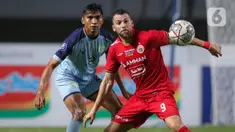 Penyerang Persija Jakarta, Marco Simic (kanan) berusaha melewati penjagaan bek Persela Lamongan, Moch Zaenuri saat laga pekan keempat BRI Liga 1 2021/2022 di Stadion Pakansari, Bogor, Jumat (24/09/2021). Persija Jakarta membungkam Persela Lamongan 2-1. (Bola.com/Bagaskara Lazuardi)
