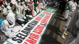 Sebuah spanduk dibawa oleh massa FPI saat aksi di depan Gedung DPRD DKI Jakarta, (1/6/2015). Mereka menuntut  Gubernur DKI Jakarta, Basuki Tjahaja Purnama alias Ahok untuk lengser dari jabatannya. (Liputan6.com/JohanTallo)