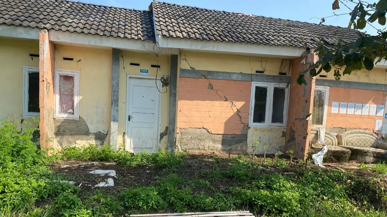 Kondisi perumahan subsidi Villa Kencana Cikarang di Kabupaten Bekasi, Jawa Barat tampak terbengkalai. Perumahan ini dulunya diresmikan oleh Presiden Joko Widodo (Jokowi) pada tahun 2017 untuk masyarakat berpenghasilan rendah.