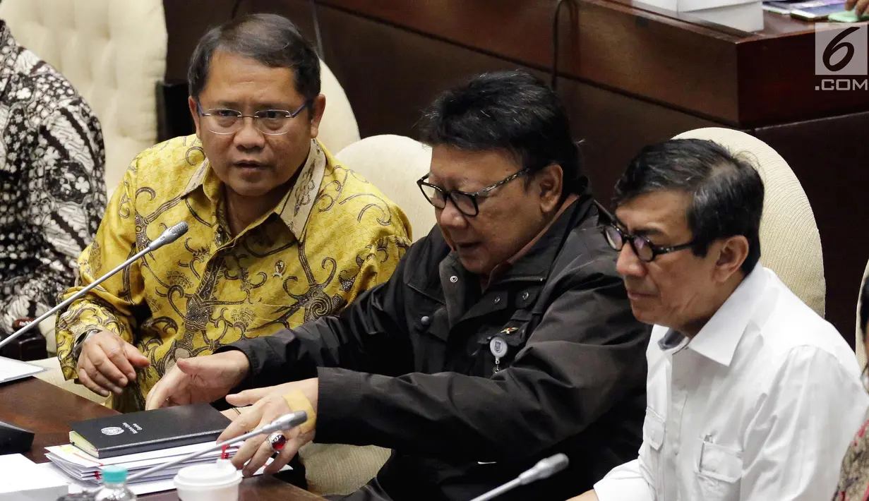 Menkominfo Rudiantara (kiri) berbincang dengan Mendagri Tjahjo Kumolo (tengah) dan Menkumham Yasonna Laoly saat rapat RUU Ormas, Jakarta, Jumat (20/10). Pemerintah dan Komisi II DPR menyepakati penundaan pengesahan RUU Ormas. (Liputan6.com/Johan Tallo)