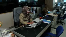 Seorang PNS saat melakukan aktivitas di kantor Balai Kota DKI, Jakarta, Rabu (22/7/2015). Hari ini adalah hari pertama masuk kerja di lingkungan Pemerintah Daerah Jakarta pasca cuti bersama Idul Fitri 1436H. (Liputan6.com/Johan Tallo)