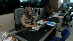 Seorang PNS saat melakukan aktivitas di kantor Balai Kota DKI, Jakarta, Rabu (22/7/2015). Hari ini adalah hari pertama masuk kerja di lingkungan Pemerintah Daerah Jakarta pasca cuti bersama Idul Fitri 1436H. (Liputan6.com/Johan Tallo)