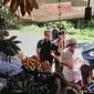 koster beli buah di pinggir jalan