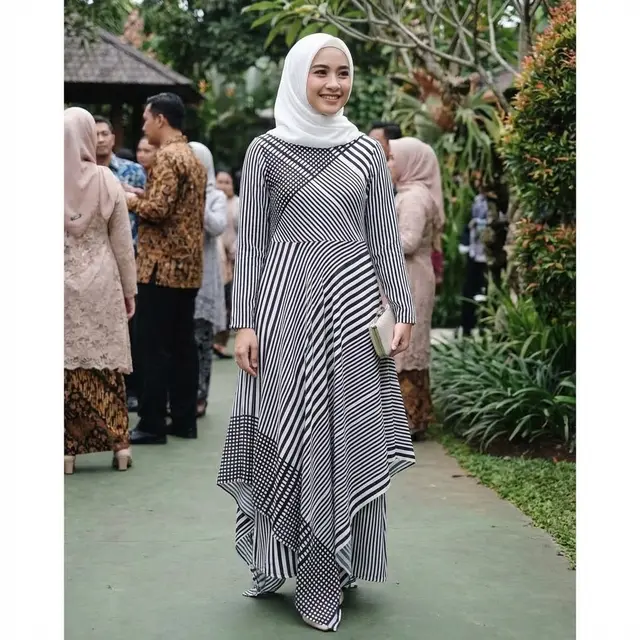 Model Gamis Kombinasi Garis