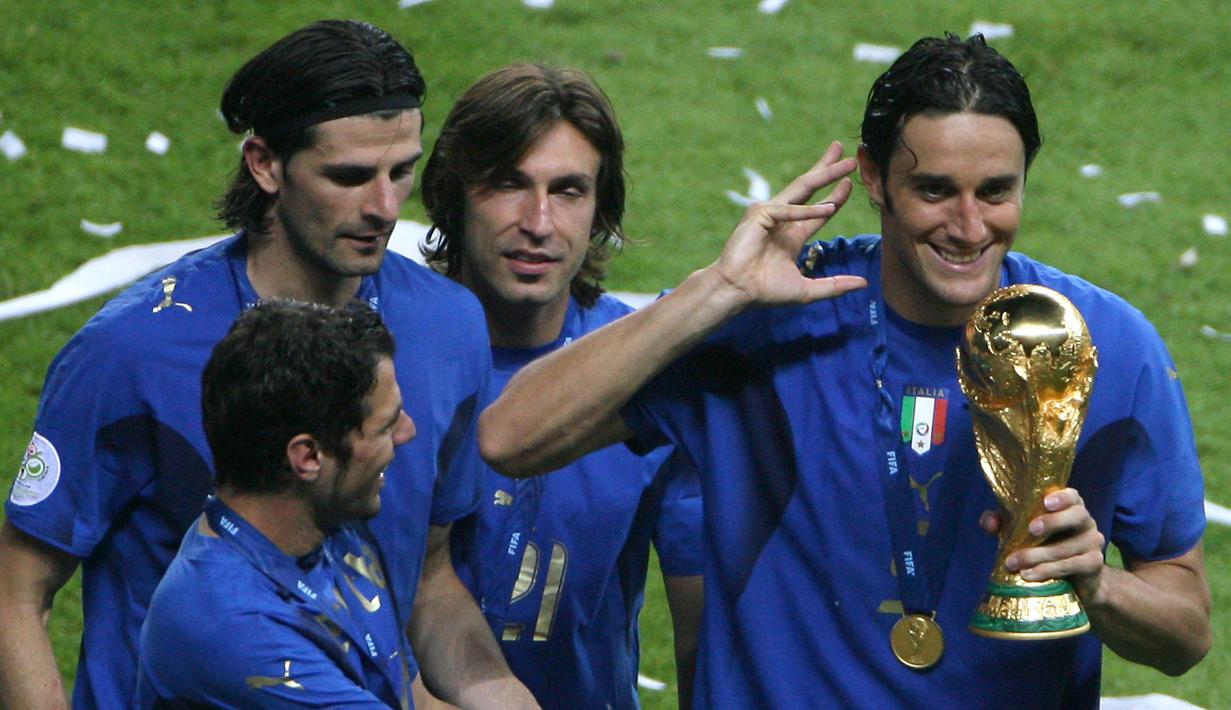 Gelandang Italia, Andrea Pirlo, bersama rekan-rekannya merayakan gelar Piala Dunia usai mengalahkan Prancis pada laga final di Stadion Olympic, Berlin, Minggu (9/72006). Pada turnamen ini Pirlo berhasil mengantar Italia juara.